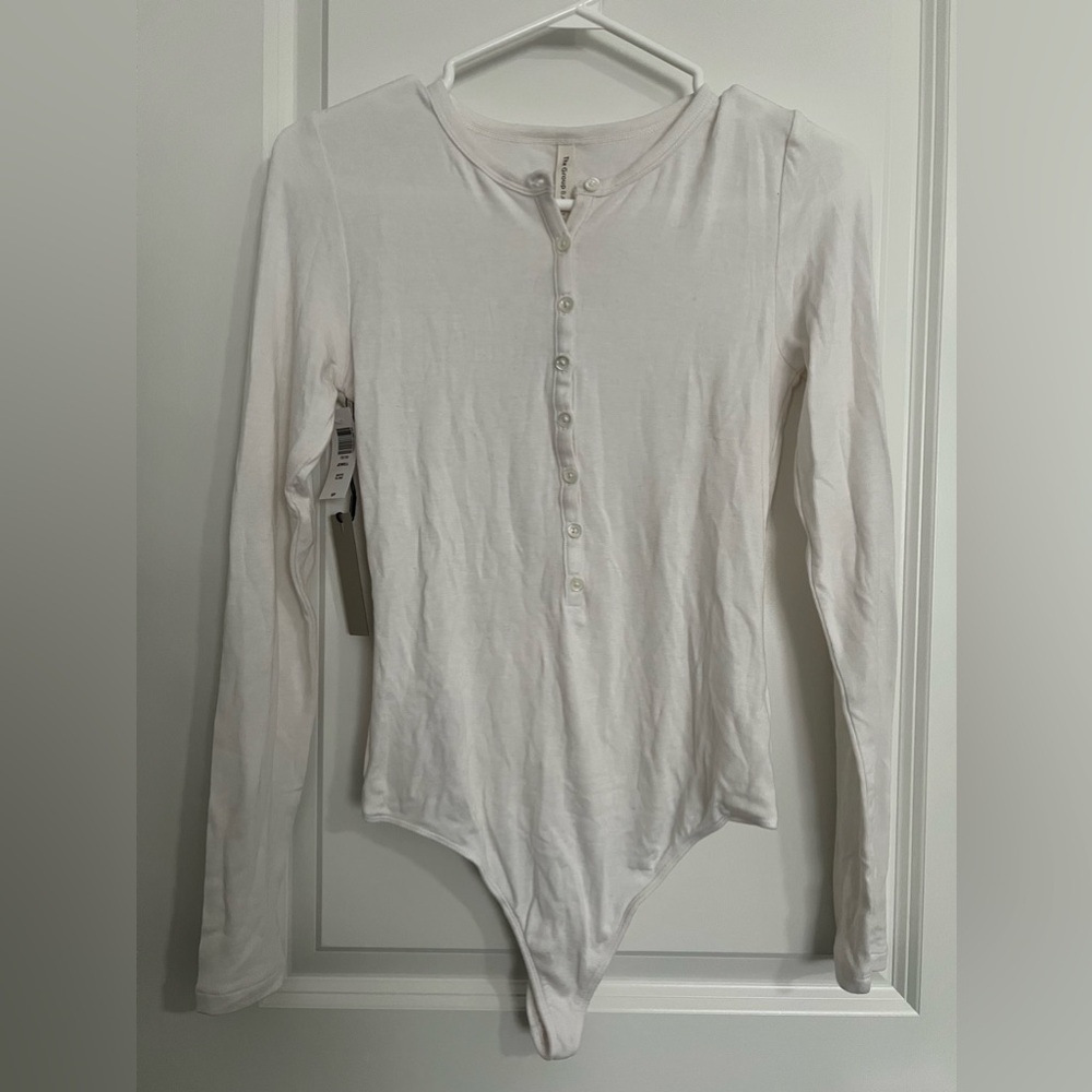 *NWT* ARITZIA BABATON WHITE JEWEL HENLEY BODYSUIT - SMALL